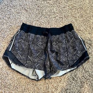 Black and White LuLuLemon Hotty Hot Shorts 2” Size 6